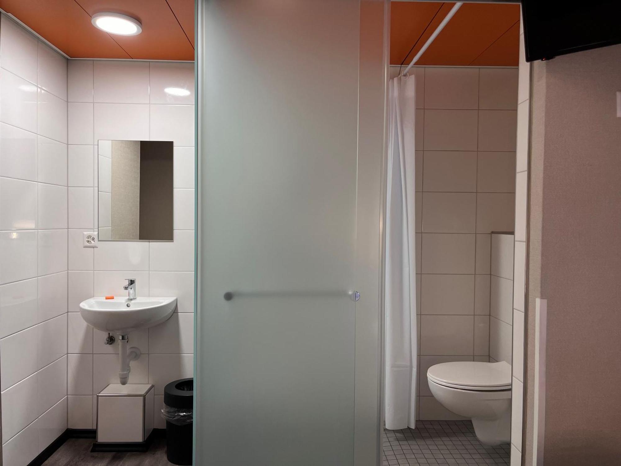 Easyhotel Zuerich Main Station Exterior photo