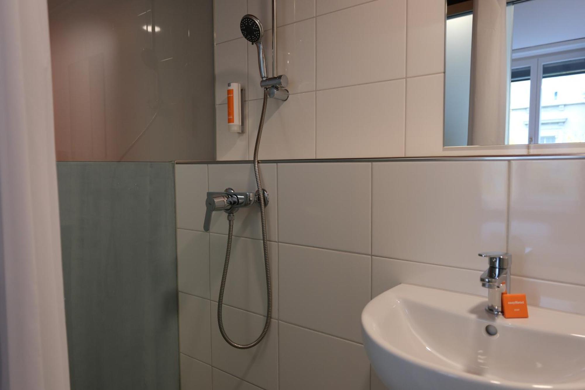 Easyhotel Zuerich Main Station Room photo