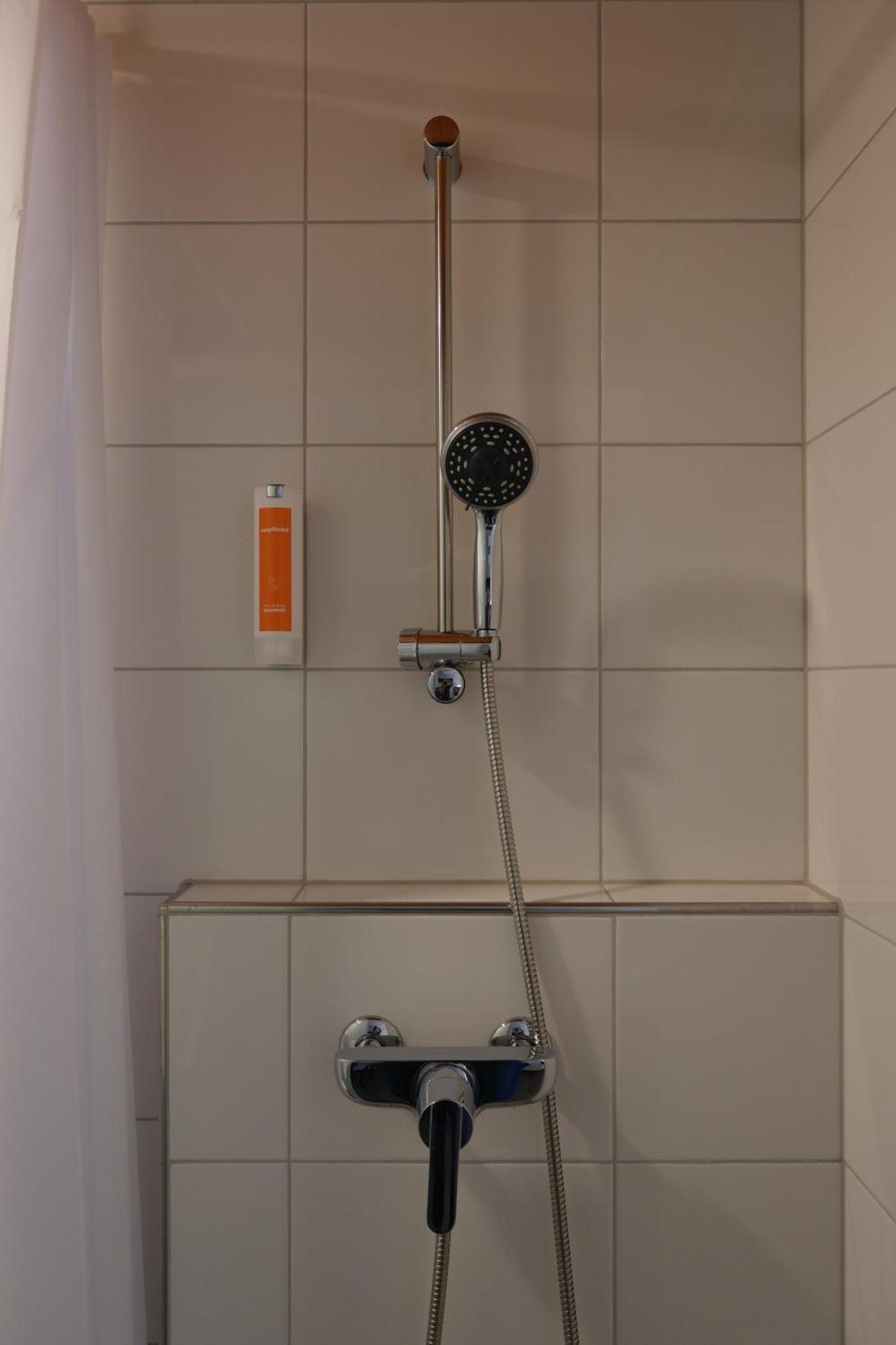 Easyhotel Zuerich Main Station Room photo