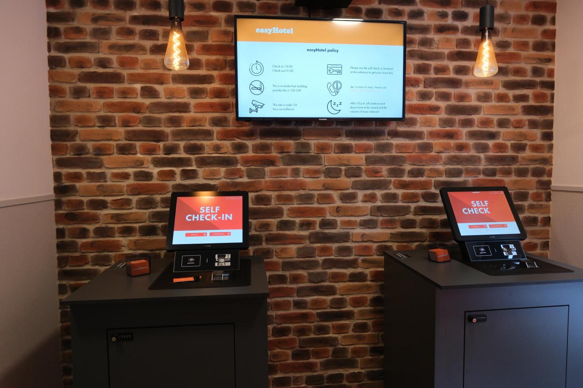 Easyhotel Zuerich Main Station Exterior photo