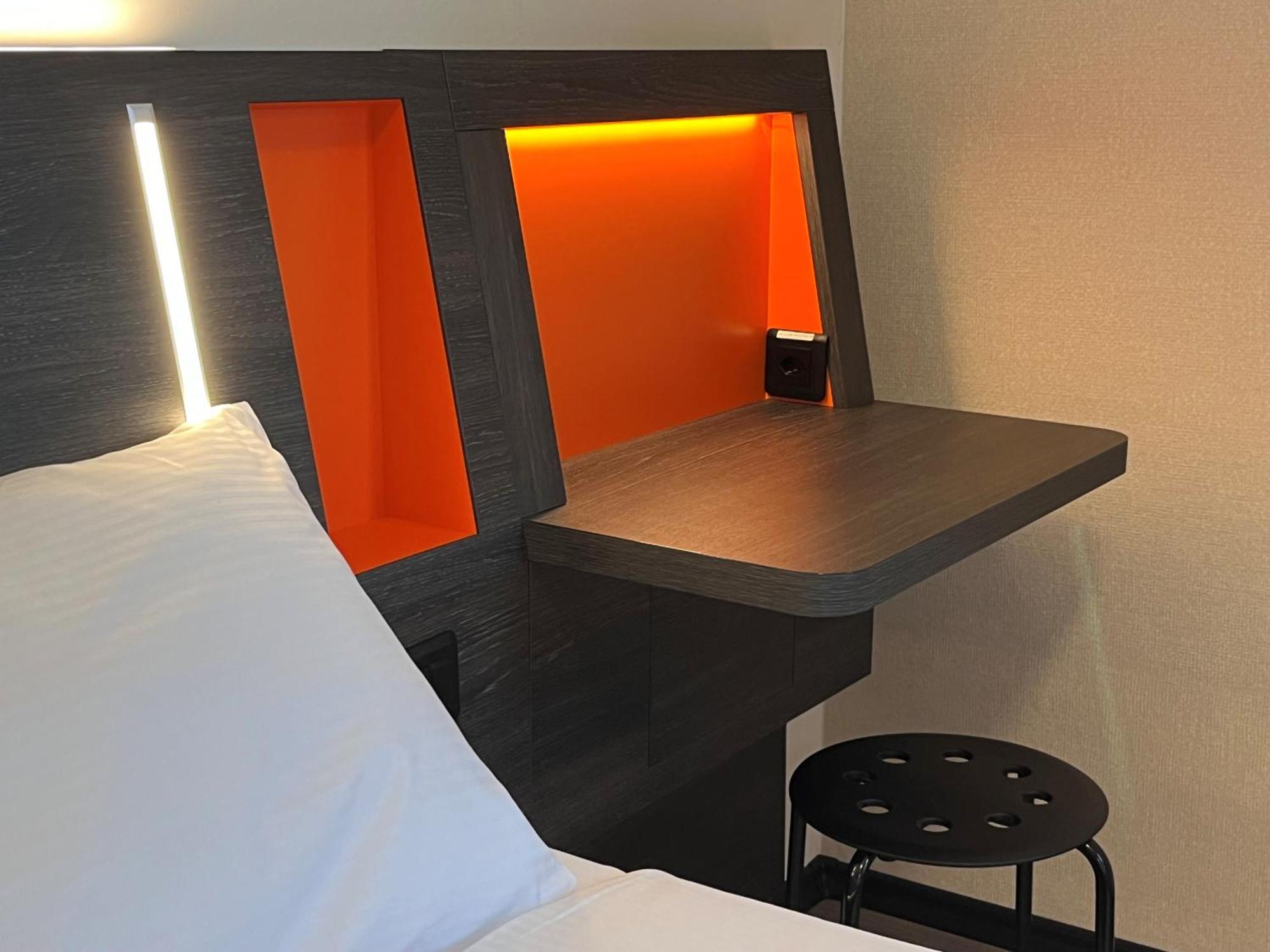 Easyhotel Zuerich Main Station Exterior photo