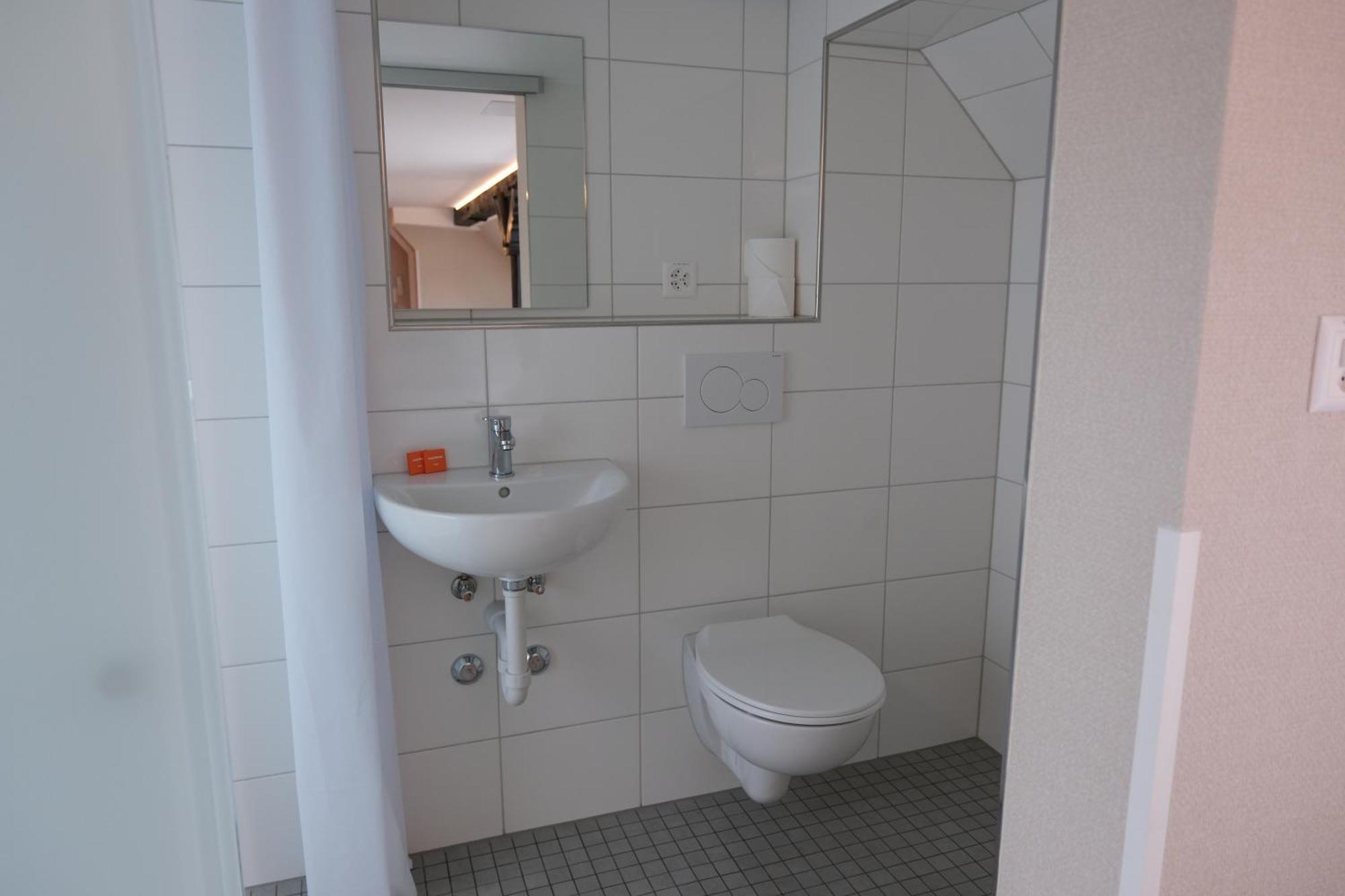 Easyhotel Zuerich Main Station Exterior photo